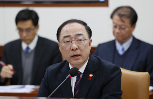 모두발언하는 홍남기 부총리      (서울=연합뉴스) 이지은 기자 = 홍남기 경제부총리 겸 기획재정부 장관이 19일 오전 정부서울청사에서 열린 경제활력대책회의 겸 경제관계장관회의에서 모두발언하고 있다. 2018.12.19      jieunlee@yna.co.kr  (끝)